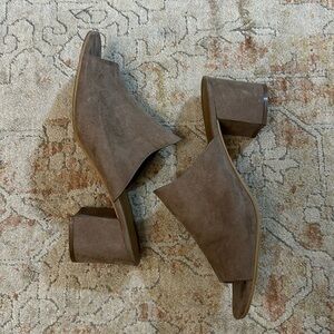 14th & union- faux suede heel